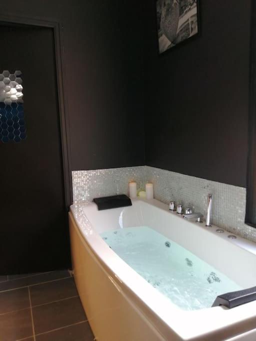 Appartement Avec Sauna Et Balneo Privatifs -Troyes Centre Buitenkant foto